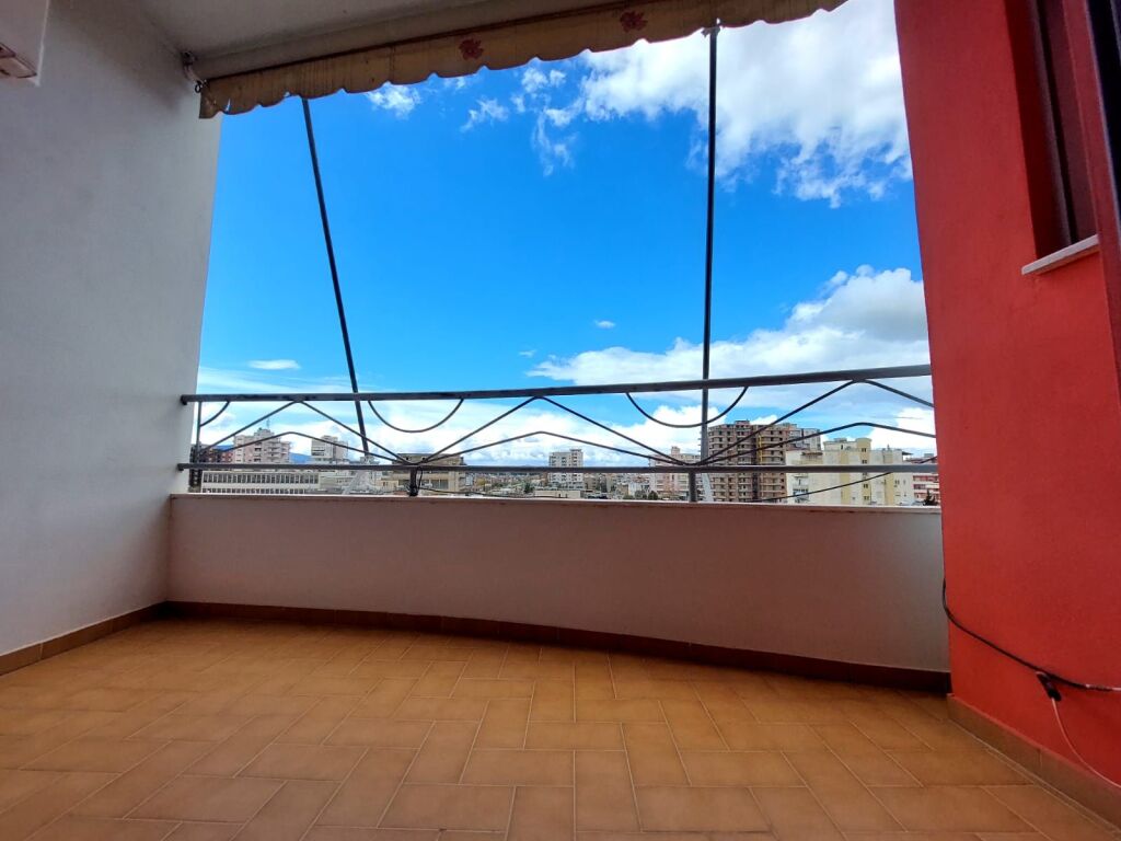 SHITET APARTAMENT 2+1 NE VLORE PRANE BIBLIOTEKES