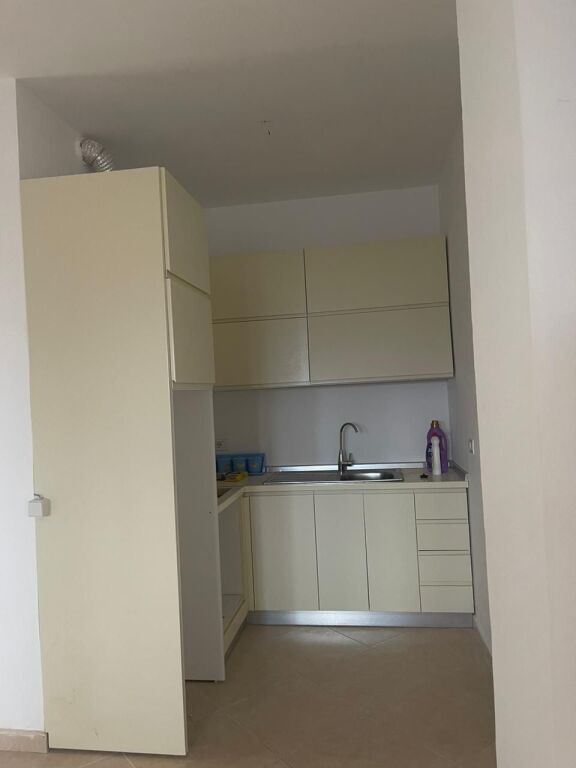 Apartament 2+1 me oborr – 95m² + 10m² verandë + 70m² oborr në Qerret