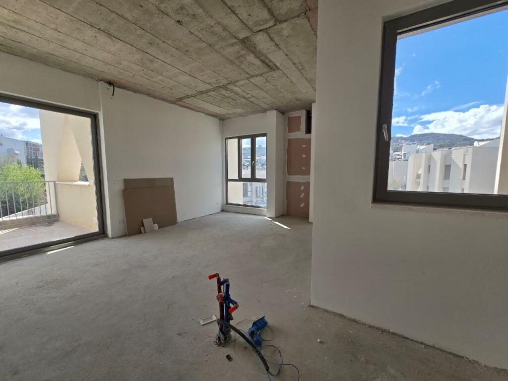 Apartament 2+1 per shitje tek Liqeni i Thate