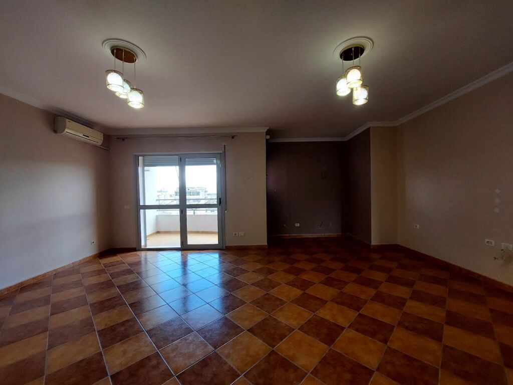 SHITET APARTAMENT 2+1 NE VLORE PRANE BIBLIOTEKES