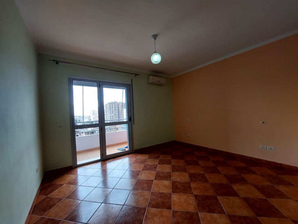 SHITET APARTAMENT 2+1 NE VLORE PRANE BIBLIOTEKES