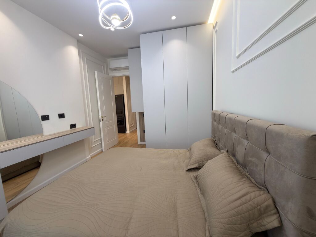 Japim me qira apartament 1+1+ Post Parkimi tek Rruga Faik Konica!