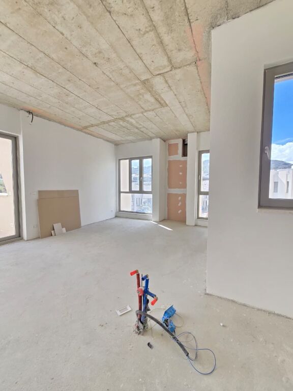 Apartament 2+1 per shitje tek Liqeni i Thate