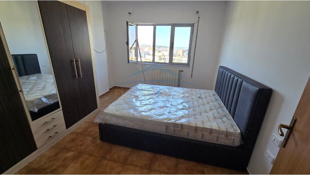 Rent, Apartment 1+1, Building with arrow