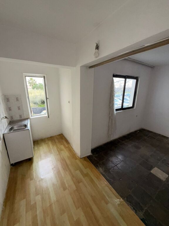 🏡 VENDESI APPARTAMENTO 1+1 + BALCONE – Centro, Via Porto