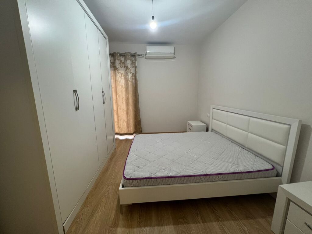 2+1,i mobiluar te xhamia e kopshtit botanik,650 euro