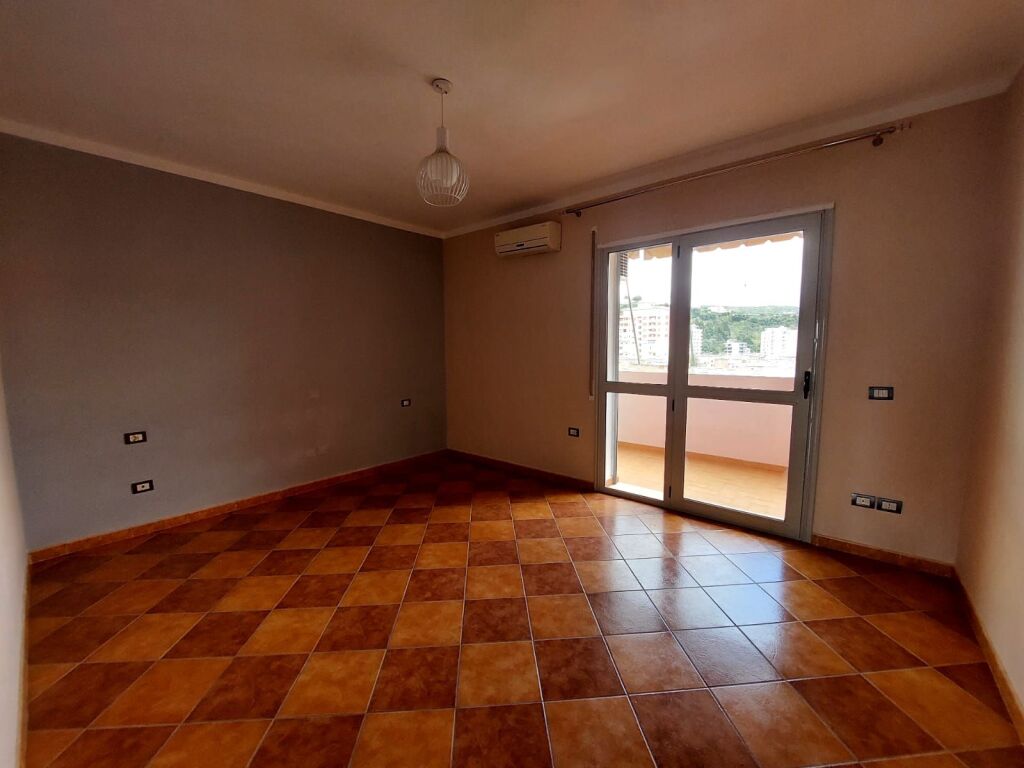 SHITET APARTAMENT 2+1 NE VLORE PRANE BIBLIOTEKES