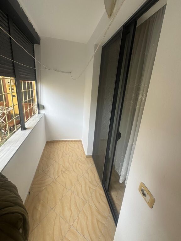 Jepet me qera Apartamenti 1+1 , Medreseja rruga Riza Cerova 450 mije leke