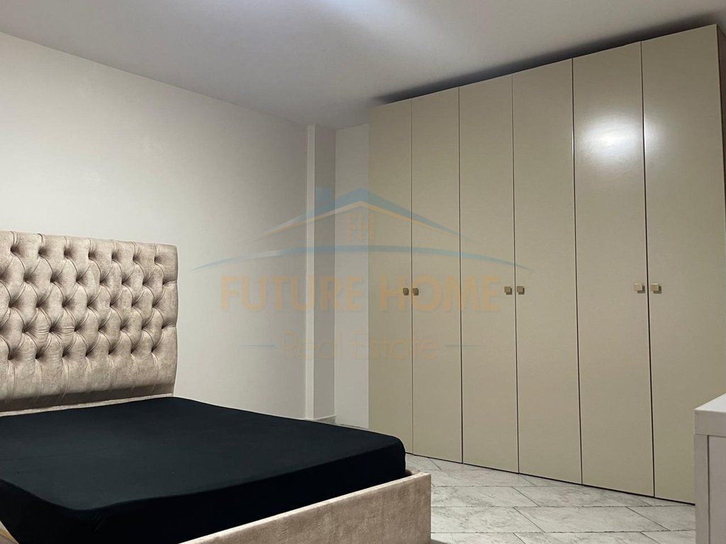 Rent 2+1+ 2 Parking, Red School 650 thousand lek