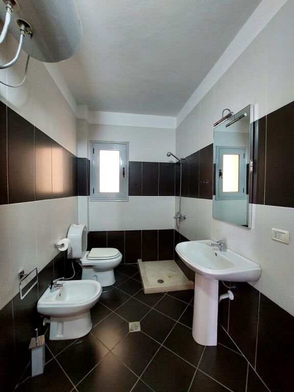 SHITET APARTAMENT 2+1 NE VLORE PRANE BIBLIOTEKES