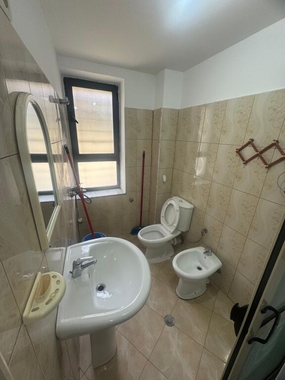 Jepet me qera Apartamenti 1+1 , Medreseja rruga Riza Cerova 450 mije leke
