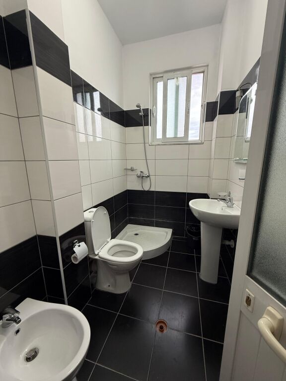 🏠AFFITTASI Appartamento 1+1 📍Via 5 Maggio, vicino a Concord Center 💶Prezzo: 45.000 Leke