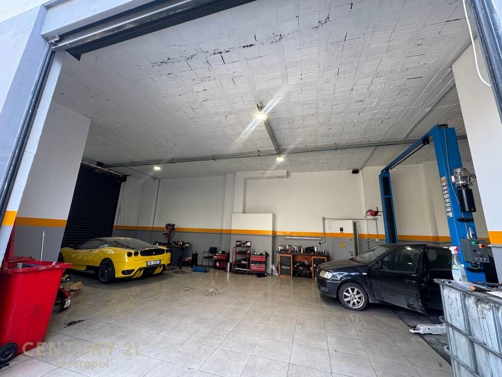 WE OFFER FOR RENT GROUND FLOOR SPACE ON SIRI KODRA STREET! 1,900 € /Month
