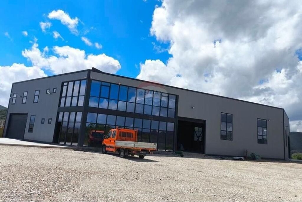 Warehouse and land for sale in Vaqarr.