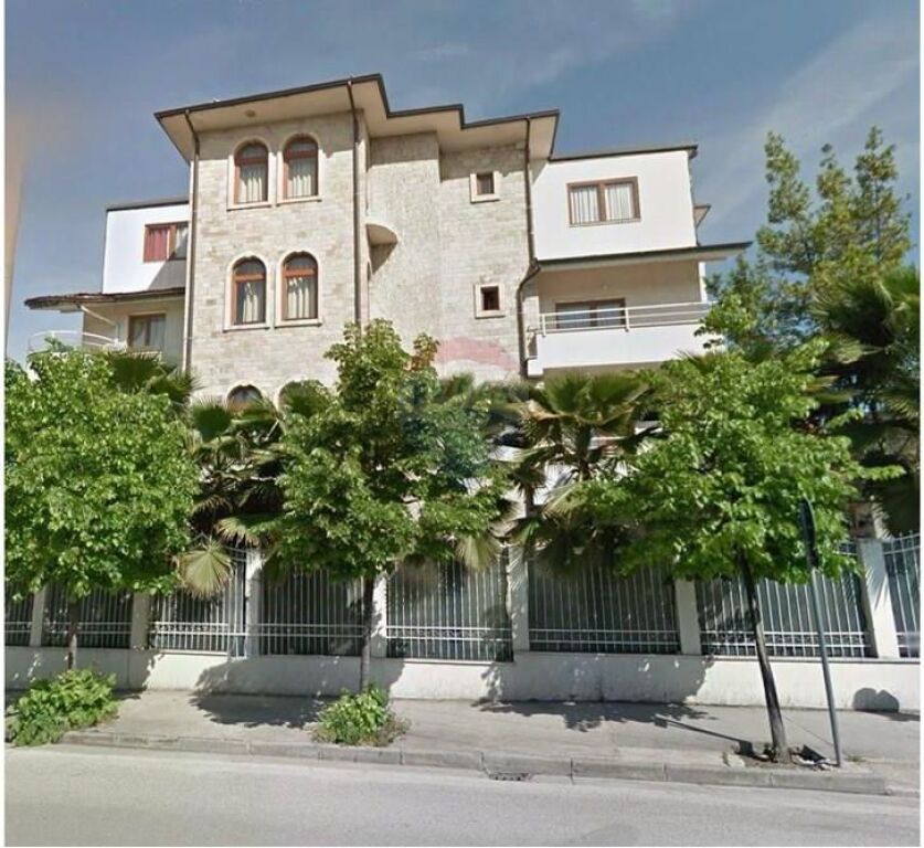 Ndërtesë - Për Qira - Rrethrrotullimi i Kinostudios, Tiranë