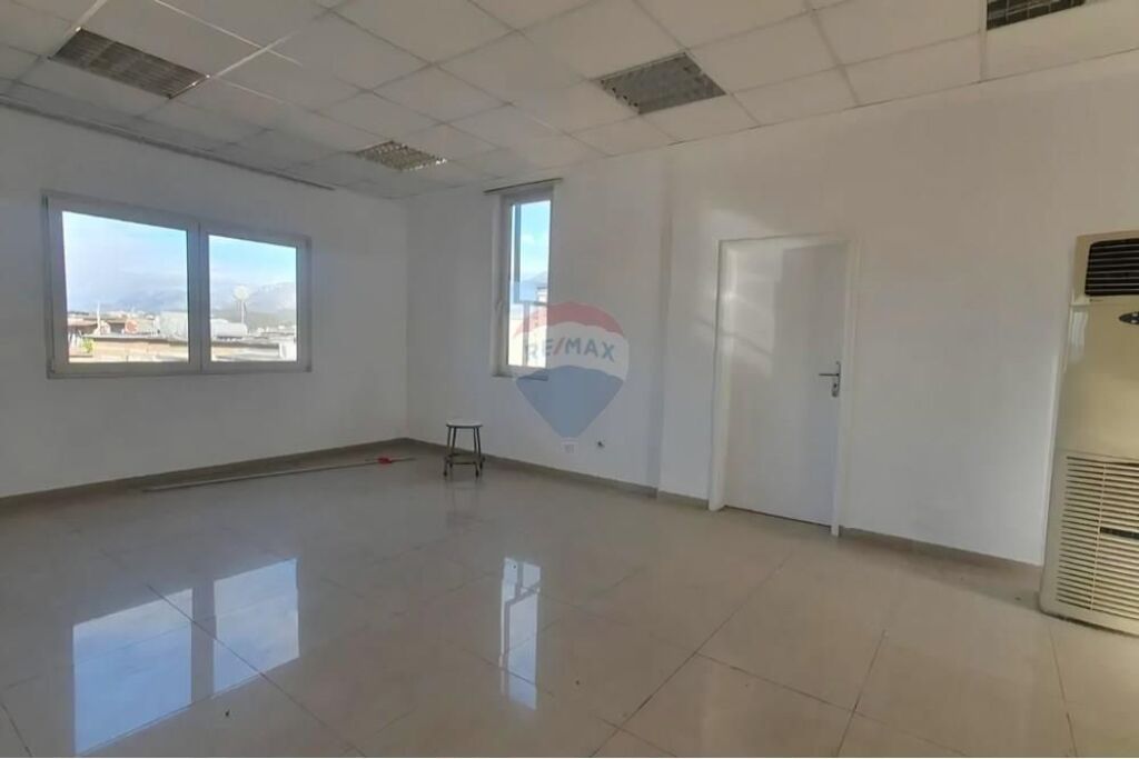 Ndërtesë - Për Qira - Rrethrrotullimi i Kinostudios, Tiranë