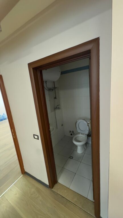 🔥AMBIENTE COMMERCIALE IN AFFITTO NEL CUORE DI TIRANA! 🔥