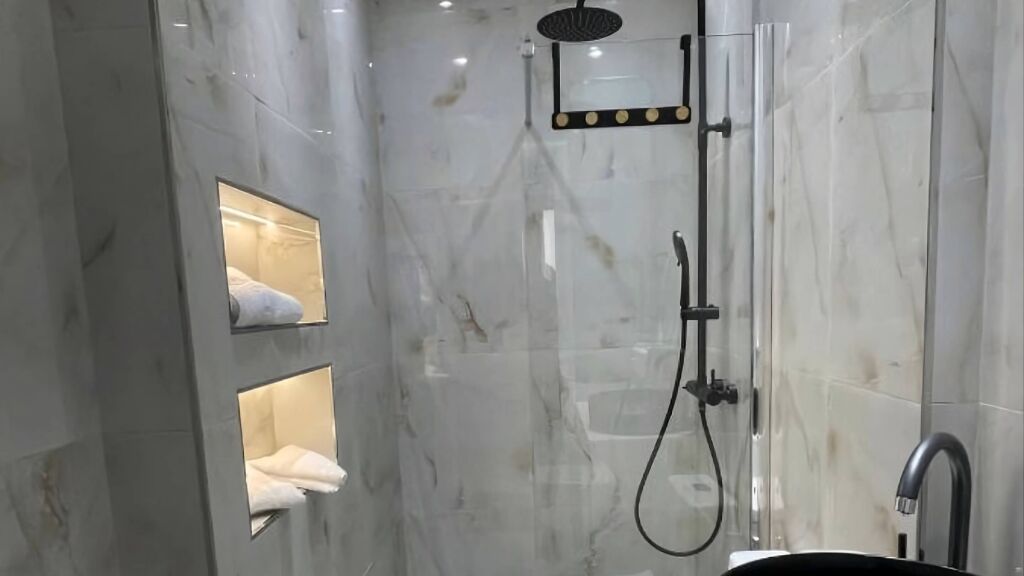 Studio Moderna In Affitto | Completamente Arredata