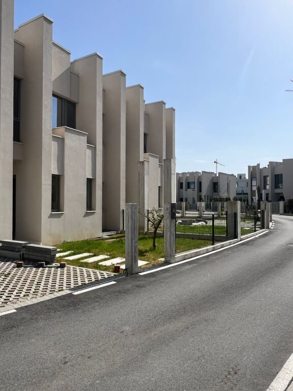 Vile ne Green Valley e Mobiluar, Liqeni i Thate, Liqeni i Tiranes, Vile per familjare