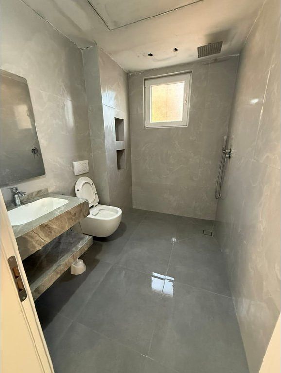 Villa 3+1+2 in Affitto a Fresku, Tirana