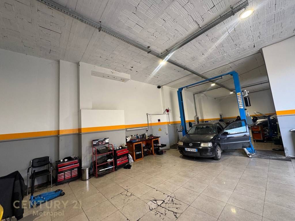WE OFFER FOR RENT GROUND FLOOR SPACE ON SIRI KODRA STREET! 1,900 € /Month