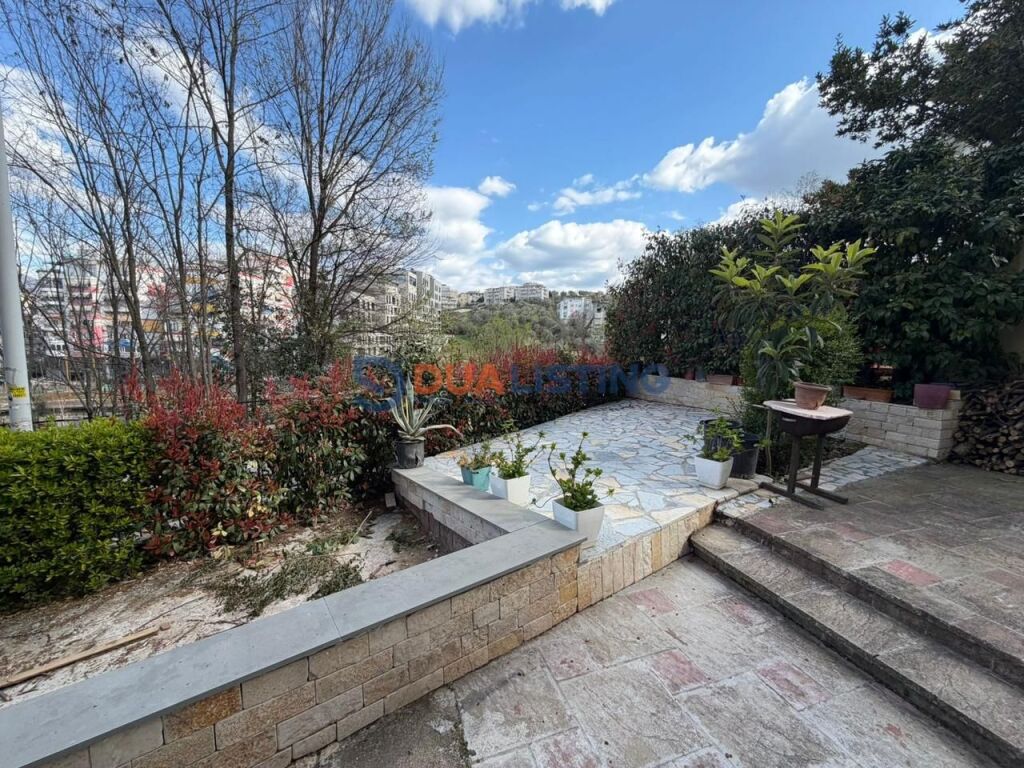 Affittasi appartamento 2+1 con cortile e posto auto presso il Giardino Zoologico !
