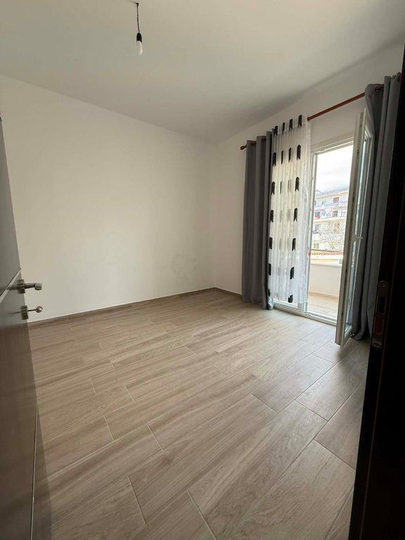 Villa 3+1+2 in Affitto a Fresku, Tirana