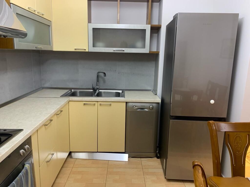 JEPET ME QIRA APARTAMENT 2+1+2 TE 21 DHJETORI 750 EURO