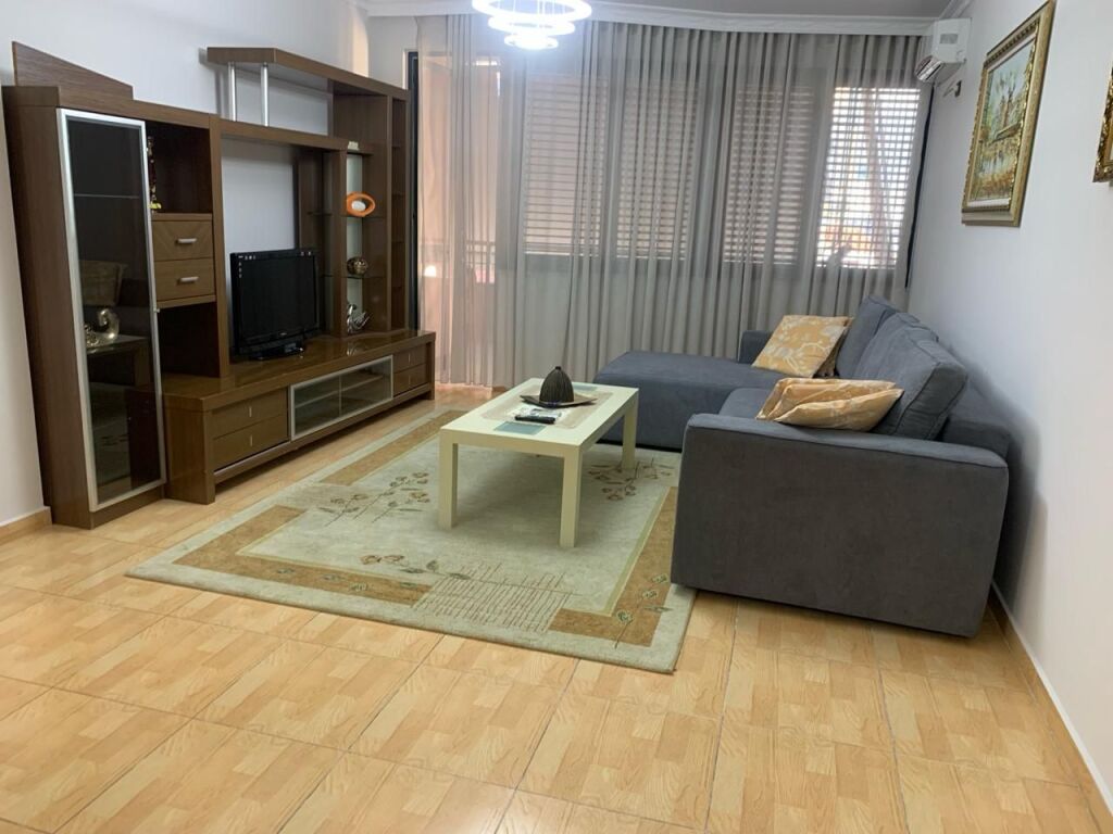 JEPET ME QIRA APARTAMENT 2+1+2 TE 21 DHJETORI 750 EURO