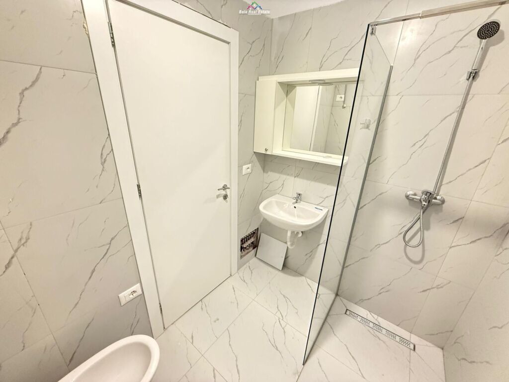 Appartamento In Affitto 1+1 Vicino al Campo di Aviazione (ID B2101392) Tirana