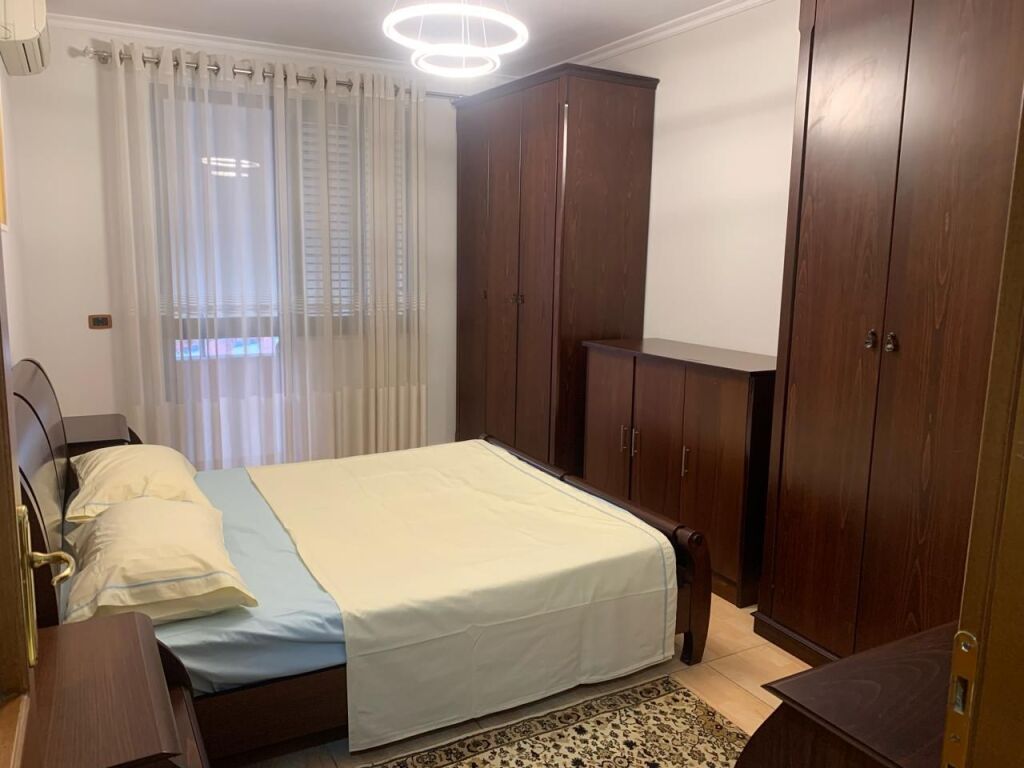 JEPET ME QIRA APARTAMENT 2+1+2 TE 21 DHJETORI 750 EURO