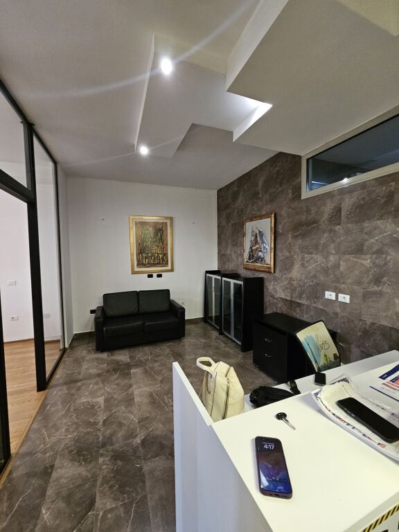 Ufficio in affitto a Bllok (ID BZ2664) Tirana.
