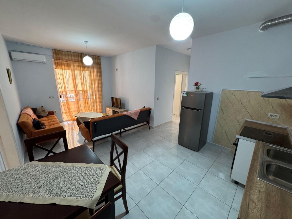 Jepet me qera Apartament 3+1+2  Adresa : Fresk Restorant Fresku  Kati 2  E mobiluar  Cmimi 500 mij lek