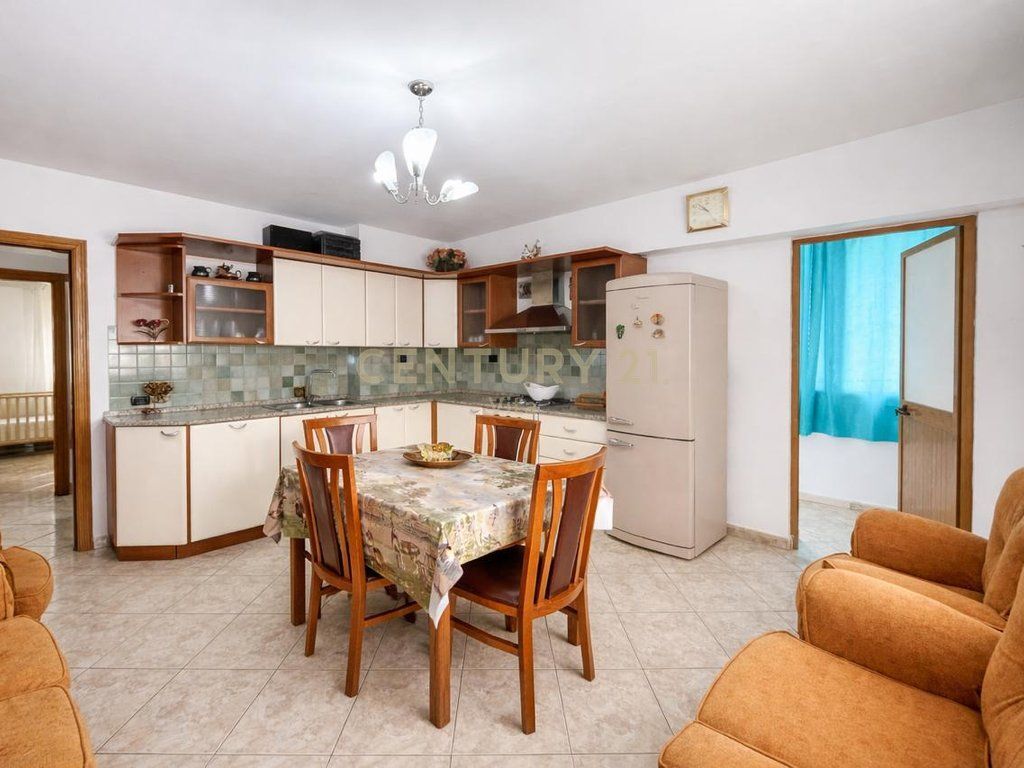 APPARTAMENTO IN AFFITTO 2+1 VICINO ALL'OSPEDALE AMERICANO, QUARTIERE 18, DURRËS !!