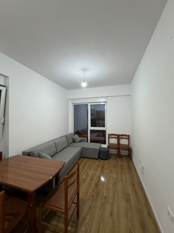 Jepet me qera Apartament 1+1  Adresa : Oxa Fresk  Kati 2  E mobiluar  Cmimi 40,000 lek ne muaj