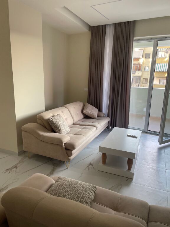 Tek Qsut Spitalet Jepet me qera apartamnt 1+1 super mobilim i ri kaon Amerikan 2 pa shkuar tek Shkolla Bashkuar Prane Mjeksia Fakulteti etc
