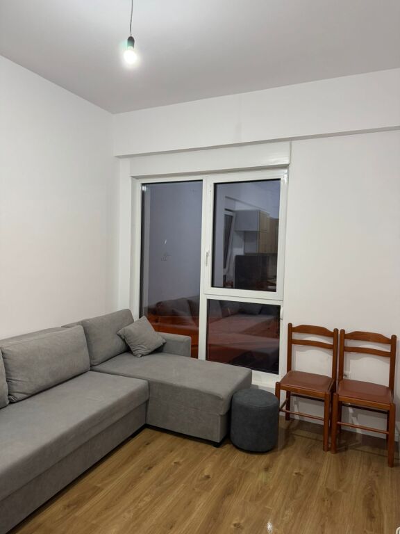 Jepet me qera Apartament 1+1  Adresa : Oxa Fresk  Kati 2  E mobiluar  Cmimi 40,000 lek ne muaj