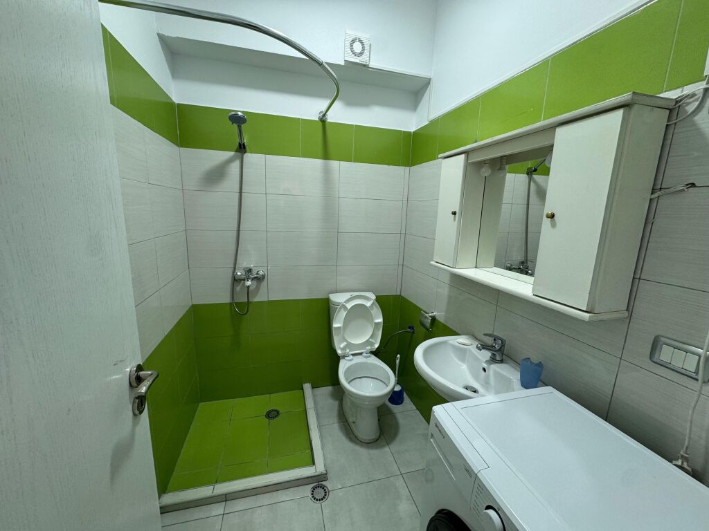 Jepet me qera Apartament 3+1+2  Adresa : Fresk Restorant Fresku  Kati 2  E mobiluar  Cmimi 500 mij lek