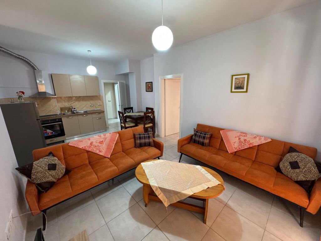 Jepet me qera Apartament 3+1+2  Adresa : Fresk Restorant Fresku  Kati 2  E mobiluar  Cmimi 500 mij lek