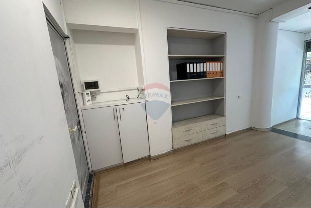 Shop for rent on the street in M.Shyri