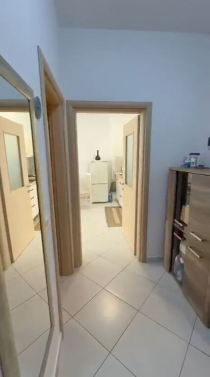 Shitet apartament 1+1 e mobiluar te Xhamia prane Kopshtit Botanik
