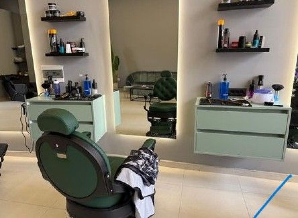 Shitet , Biznes Barber Shop, Pazari i Ri, Tirane.