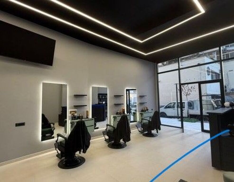 Shitet , Biznes Barber Shop, Pazari i Ri, Tirane.