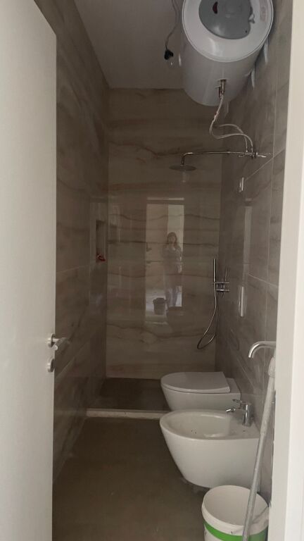 Tek Qsut Spitalet Jepet me qera apartamnt 1+1 super mobilim i ri kaon Amerikan 2 pa shkuar tek Shkolla Bashkuar Prane Mjeksia Fakulteti etc
