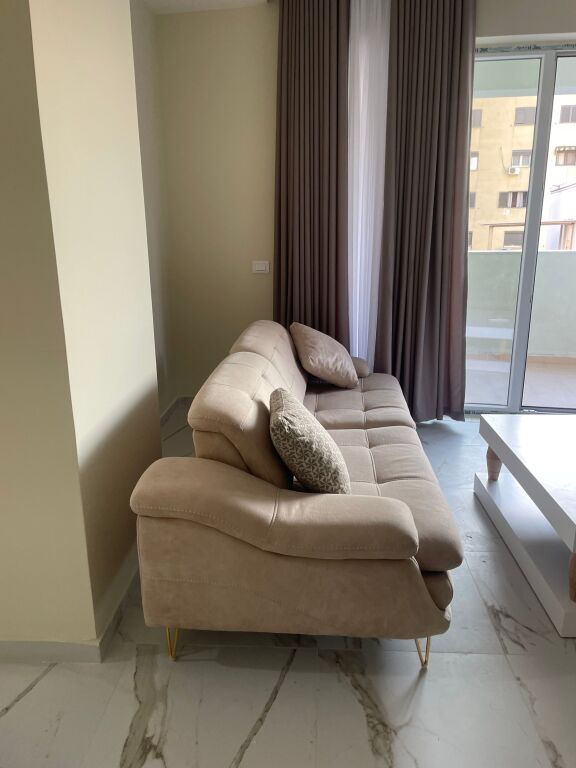 Tek Qsut Spitalet Jepet me qera apartamnt 1+1 super mobilim i ri kaon Amerikan 2 pa shkuar tek Shkolla Bashkuar Prane Mjeksia Fakulteti etc
