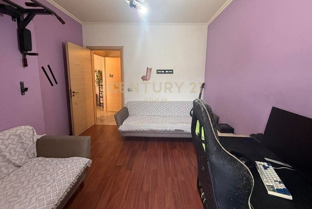 Shitet apartament 2+1+2 tualete në zonën e Oxhakut