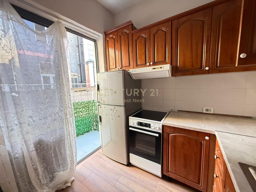 Jepet me Qira Apartament 1+1 (Ish Blloku) 700 € /Muaj
