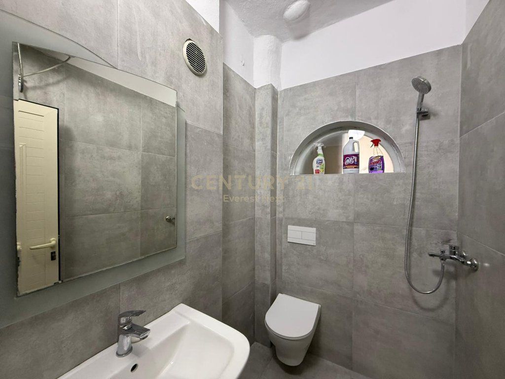Jepet me Qira Apartament 1+1 (Ish Blloku) 700 € /Muaj
