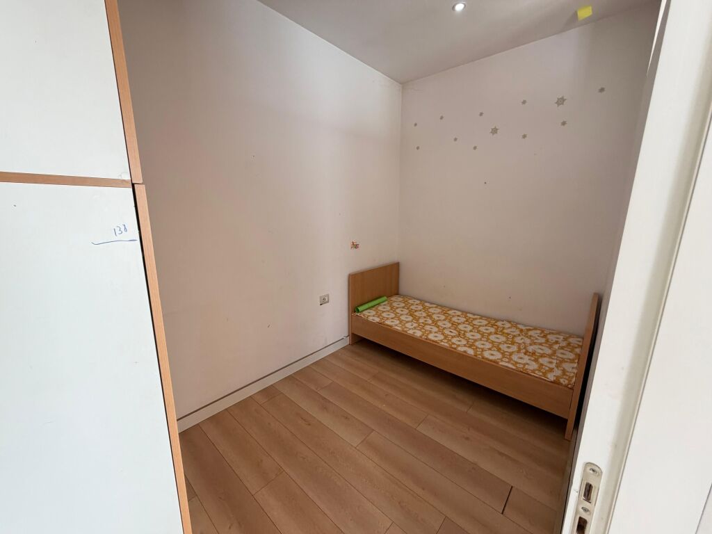 🏡 Shitet Apartament 3+1+2 me 2 ballkone 📍 Qendër Tiranë, Mine Peza (Kafe Flora)  📐 104 m² neto në hipotekë 🏢 Kati 5 (i fundit, pa ashensor) 🛁 2 tualete 🌇 2 ballkone ☀️ Orientim perëndim  📍 Lokacion premium, në zemër të Tiranës 💳 Mundësi blerje me kredi  💶 Çmimi: 245,000€   