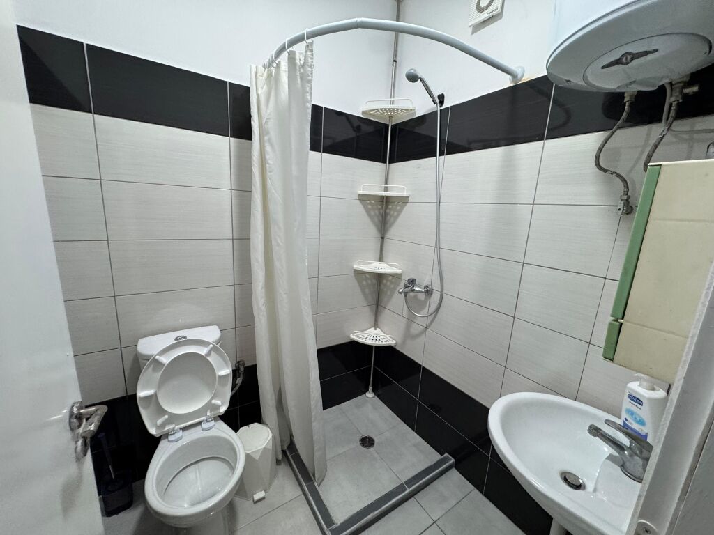 Jepet me qera Apartament 3+1+2  Adresa : Fresk Restorant Fresku  Kati 2  E mobiluar  Cmimi 500 mij lek